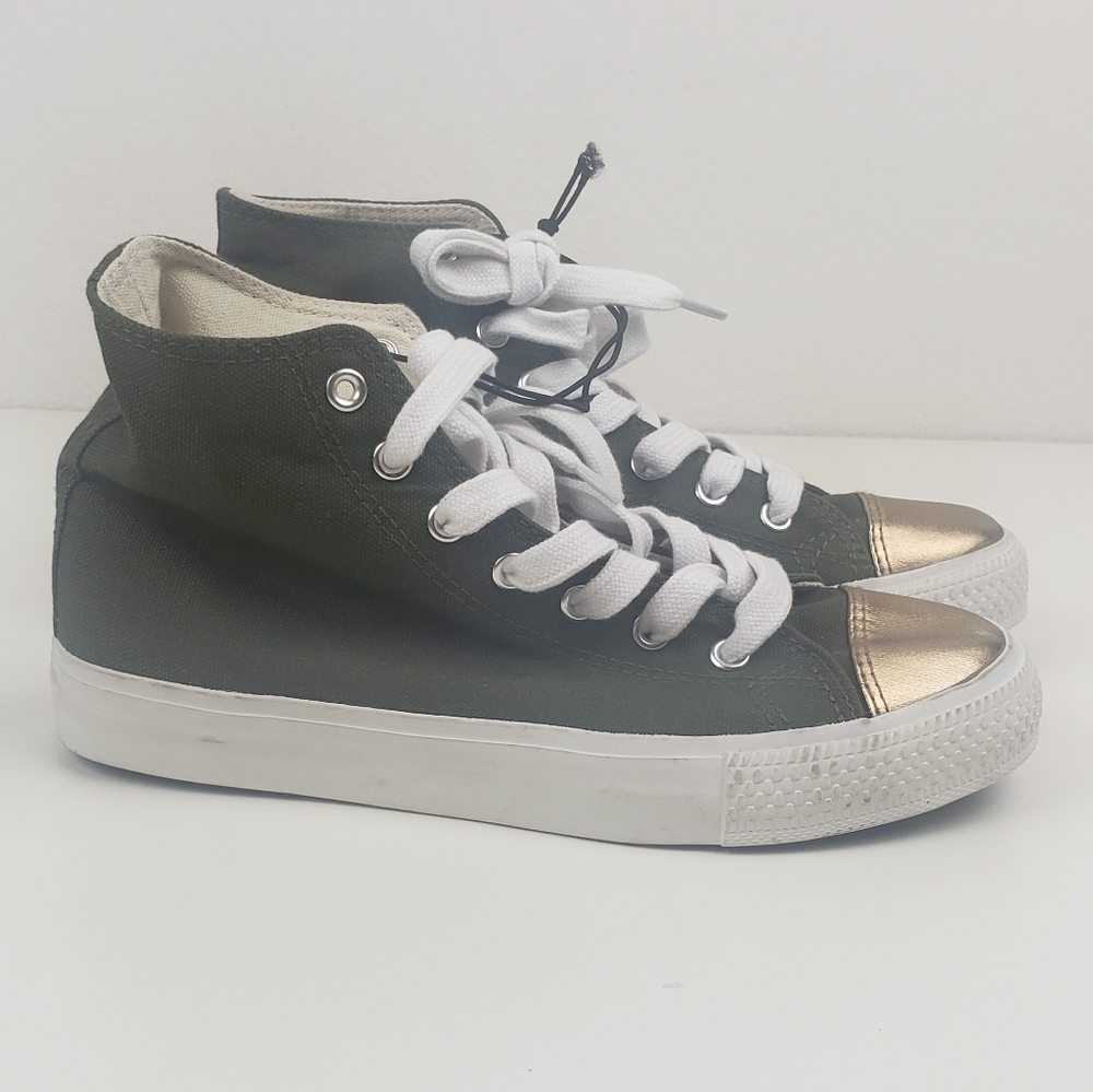 Green and gold shoes size 8